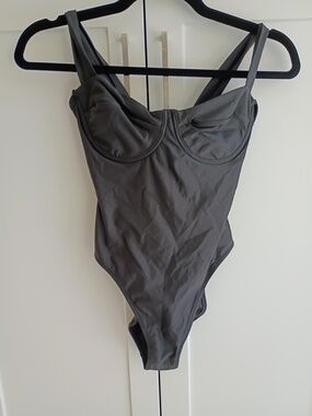 Skims Underwire Small Onyx NWT
